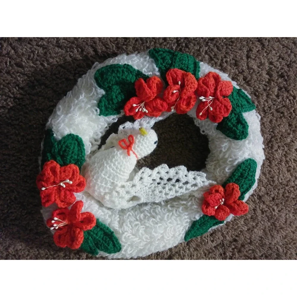 Vtg Christmas White Wreath Dove & Christmas Holly Crochet Holiday Wall Decor su1
